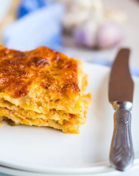 Kus masa lasagne s houbami, italská kuchyně — Stock fotografie