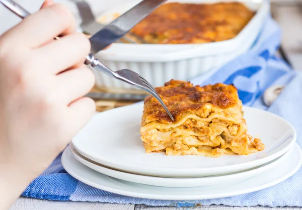 Traite lasagnes aux champignons alimentaires, dispositifs, mains — Photo