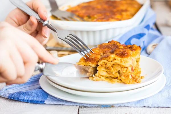 Zpracovává jídlo houbové lasagne, zařízení, ruce — Stock fotografie