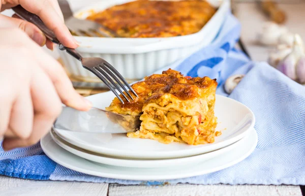 Traite lasagnes aux champignons alimentaires, dispositifs, mains — Photo