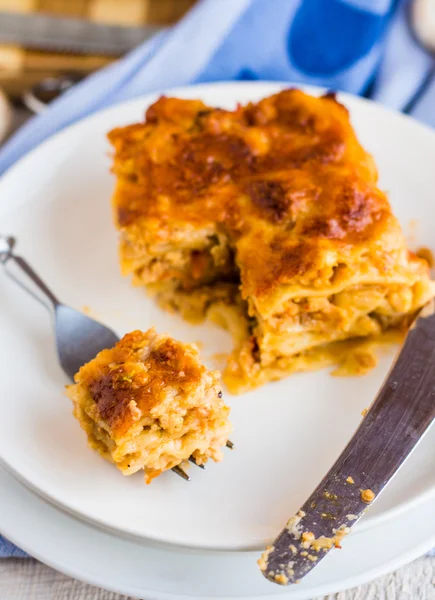 Procesează lasagna de carne alimentară pe un bol alb , — Fotografie, imagine de stoc