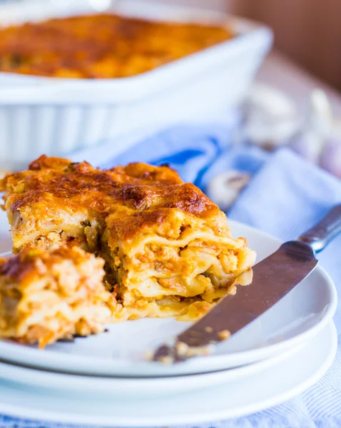 Comer un trozo de lasaña de carne con setas, toalla azul —  Fotos de Stock