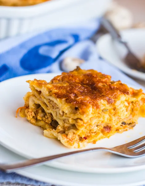 Bucată de lasagna de carne cu ciuperci, tacâmuri , — Fotografie, imagine de stoc