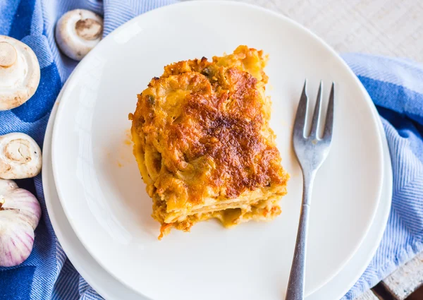 Trozo de lasaña de carne con setas, cubiertos , — Foto de Stock