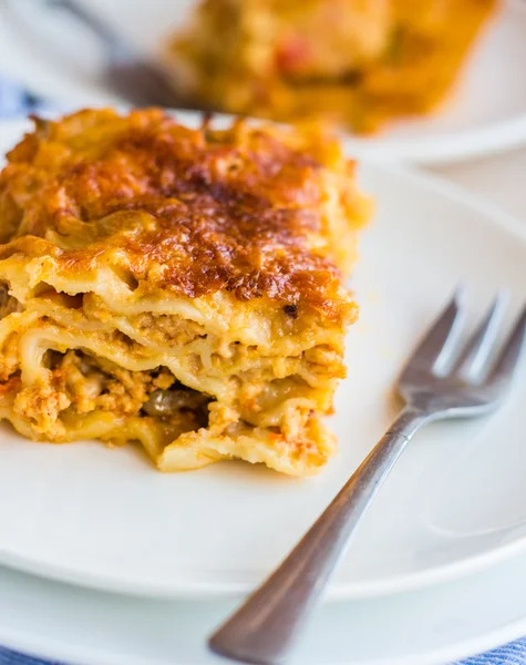 Bucată de lasagna de carne cu ciuperci, tacâmuri , — Fotografie, imagine de stoc