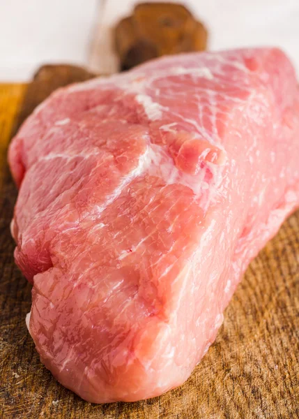 Rått kött på skärbräda — Stockfoto