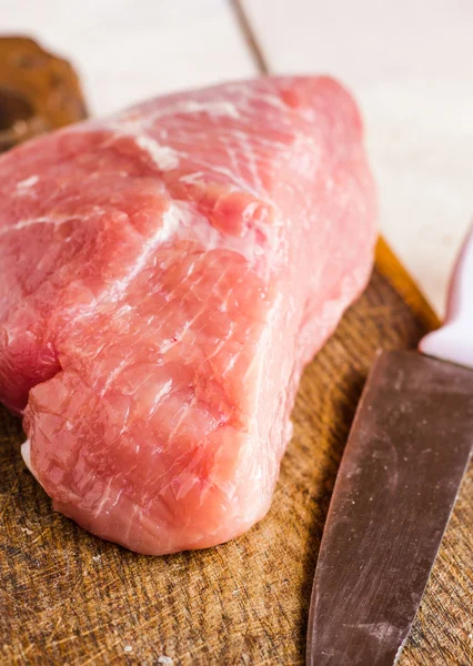 Carne crua numa tábua de corte — Fotografia de Stock