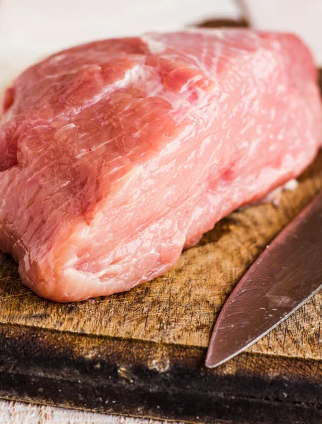 切菜板上的生肉 — 图库照片