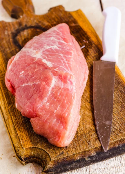 Carne crudă pe o placă de tăiere — Fotografie, imagine de stoc