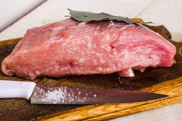 Carne cruda su un tagliere con spezie, coltello — Foto Stock