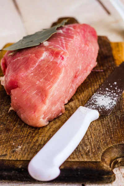 Carne cruda su un tagliere con spezie, coltello — Foto Stock