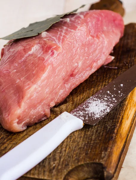 Carne cruda en una tabla de cortar con especias, cuchillo —  Fotos de Stock