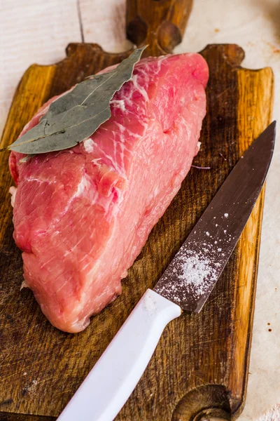 Ωμό κρέας σε ένα ξύλο κοπής με μπαχαρικά, μαχαίρι — Φωτογραφία Αρχείου
