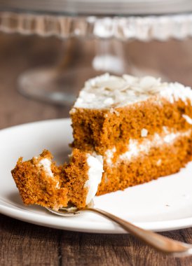 bir parça bal krema ile sünger kek yemek