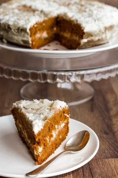 Honey cake with whipped cream,vertically — Stock Photo, Image