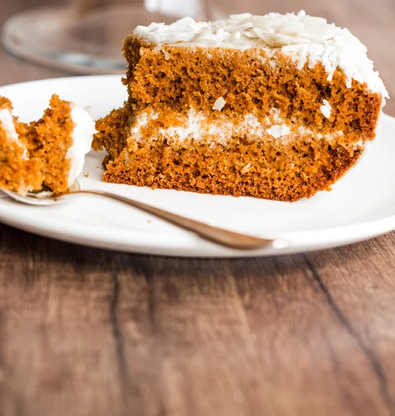 Comer um pedaço de bolo de esponja de mel com creme — Fotografia de Stock