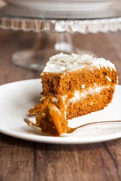 Eat a piece of honey sponge cake with cream — Stock Photo, Image