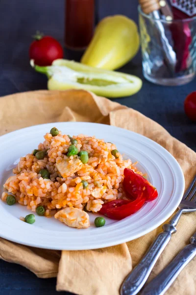 Risotto with chicken, peas and tomatoes, Italian food — Stock Photo, Image