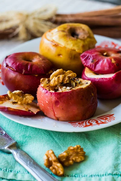 Pommes cuites au four avec noix, miel et cannelle, dessert — Photo