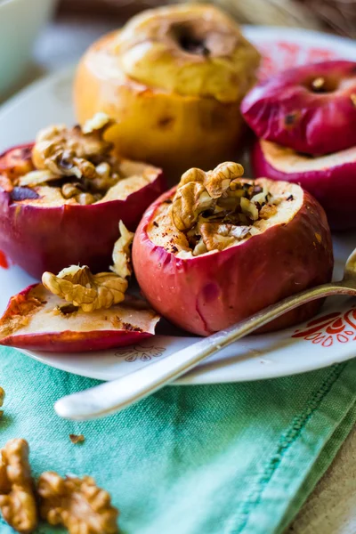 Gebakken zoete appels met walnoten en honing, dessert Kerstmis — Stockfoto