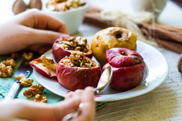 Yemek pişmiş elma ceviz, bal, tatlı, Noel ile — Stok fotoğraf