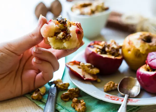 Eszik sült alma, dió, méz és fahéj, desszert — Stock Fotó