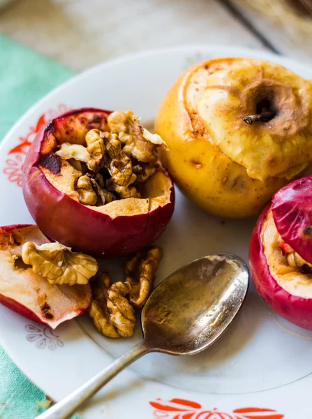 Сладкие запеченные яблоки с грецкими орехами, корицей и медом, осень — стоковое фото