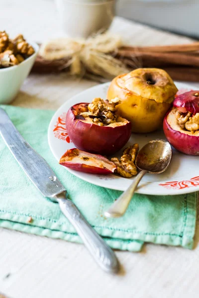 Sweet baked apples with walnuts, cinnamon and honey,autumn — Stock Photo, Image