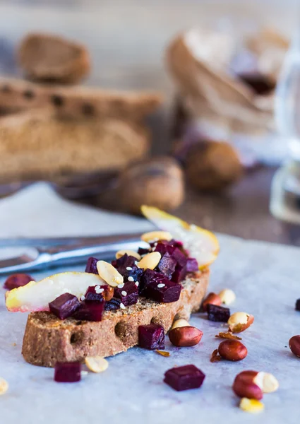 Sandwich mit Rüben, Walnüssen und Birne auf Schwarzbrot — Stockfoto