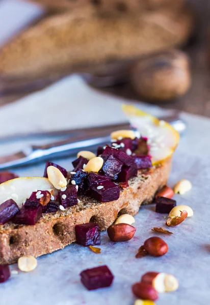 Pancar, ceviz ve karamelize armut ile sandviç snack — Stok fotoğraf