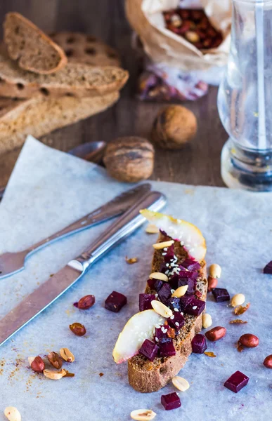 Snack sandwich with beets, walnuts and caramelized pears — Stock Photo, Image