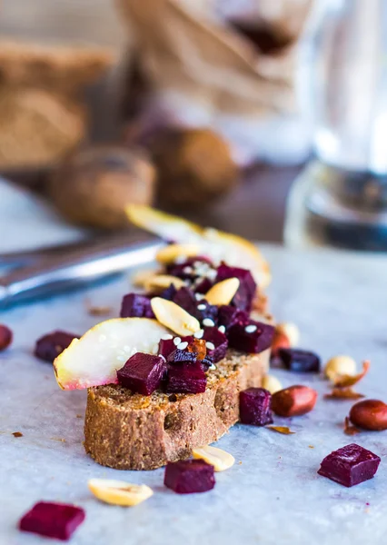 Snack sandwich with beets, walnuts and caramelized pears — Stock Photo, Image