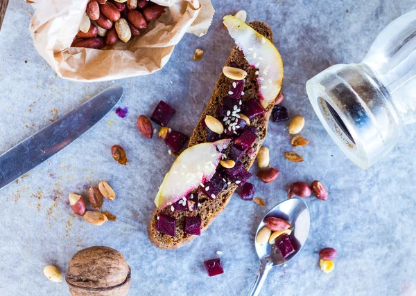 Sandwich with roasted beets, nuts, pear and sesame — Stock Photo, Image