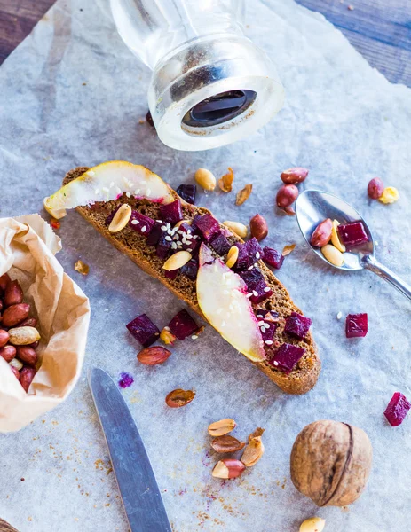 Panino con barbabietole arrosto, noci, pere e sesamo — Foto Stock