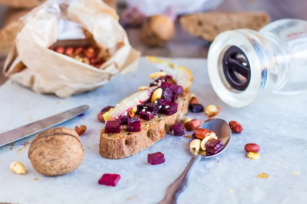 Panino con barbabietole arrosto, noci, pere e sesamo — Foto Stock