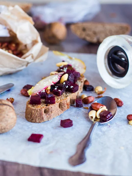 Snack sandwich with roasted beets, nuts, pear and sesame — Stock Photo, Image