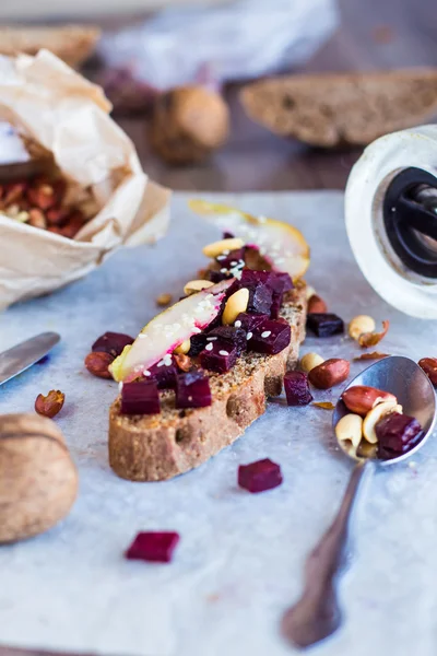 Panino con barbabietole arrosto, noci, pere e sesamo — Foto Stock