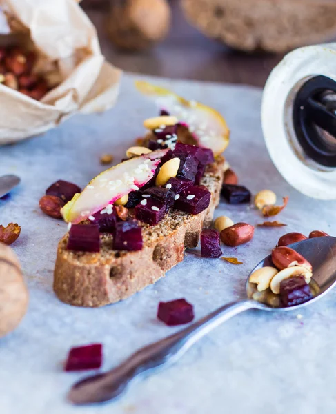 Snack sandwich with roasted beets, nuts, pear and sesame — Stock Photo, Image