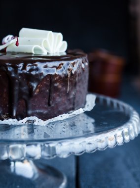 Bütün çikolatalı kek tereyağı krema ve kiraz, tatlı