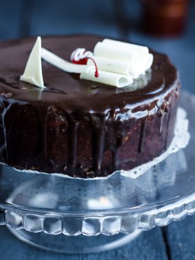 Bütün çikolatalı kek tereyağı krema ve kiraz, tatlı