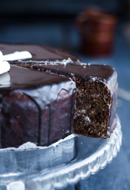 tereyağı krema ve kiraz, doğum günü bir çikolatalı kek kes