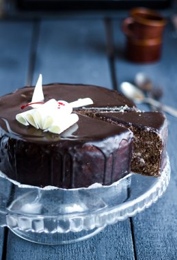 parça çikolatalı kek krem ve kiraz, kutlama ile