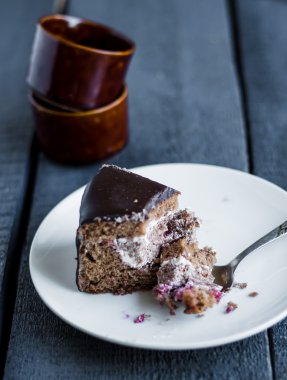 Çikolatalı pasta kreması ve vişne ile beyaz tabakta yemek