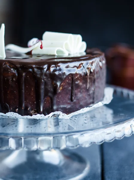 Schokoladenkuchen mit Buttercreme und Kirschen, süß — Stockfoto