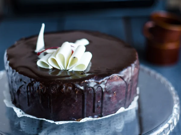 Gâteau au chocolat entier avec crème et cerise — Photo