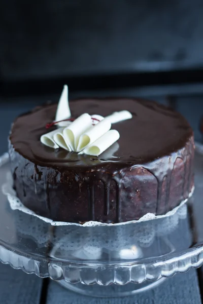 Gâteau au chocolat entier avec crème et cerise — Photo