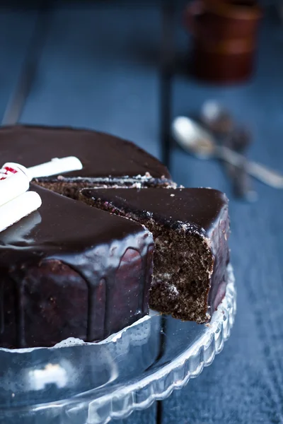 Couper un gâteau au chocolat avec crème au beurre et cerises, vacances — Photo