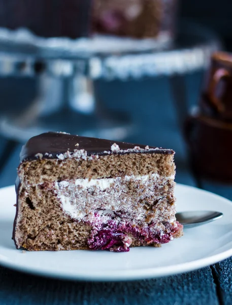 Bit av chokladkaka med grädde och körsbär, fest — Stockfoto