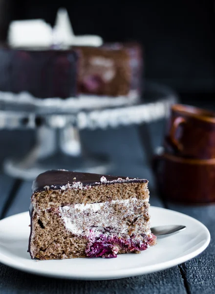 Pedazo de pastel de chocolate con crema y cereza, cumpleaños — Foto de Stock