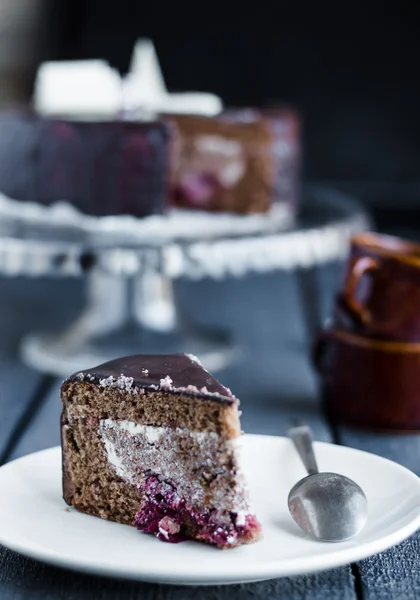 Stück Schokoladenkuchen mit Sahne und Kirsche, Feier — Stockfoto